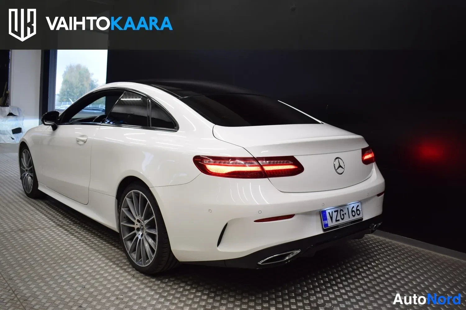 Valkoinen Mercedes-Benz E 220 d 2017, takaviisto, kuva 5