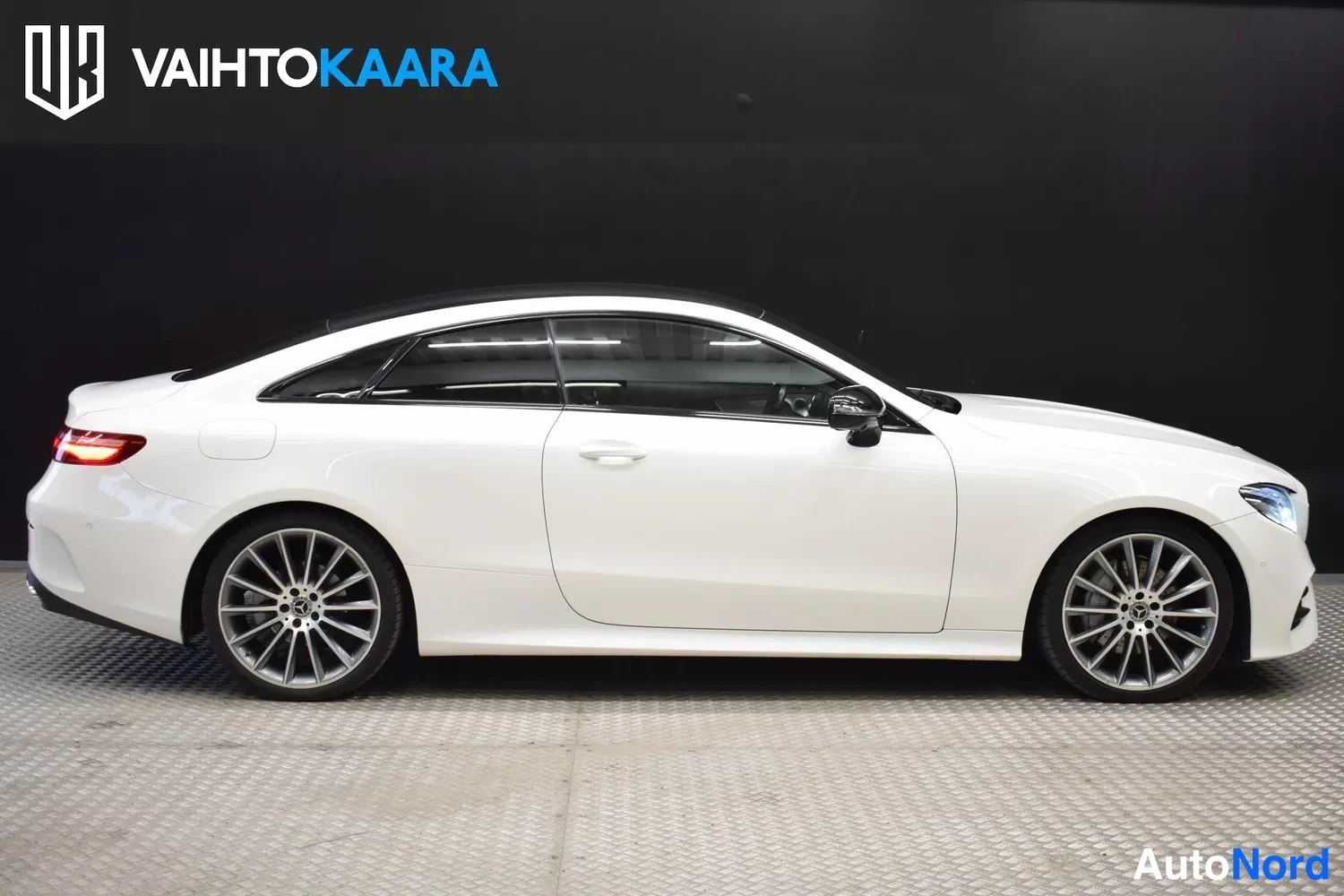 Valkoinen Mercedes-Benz E 220 d 2017, etuviisto, keula oikealle, kuva 3