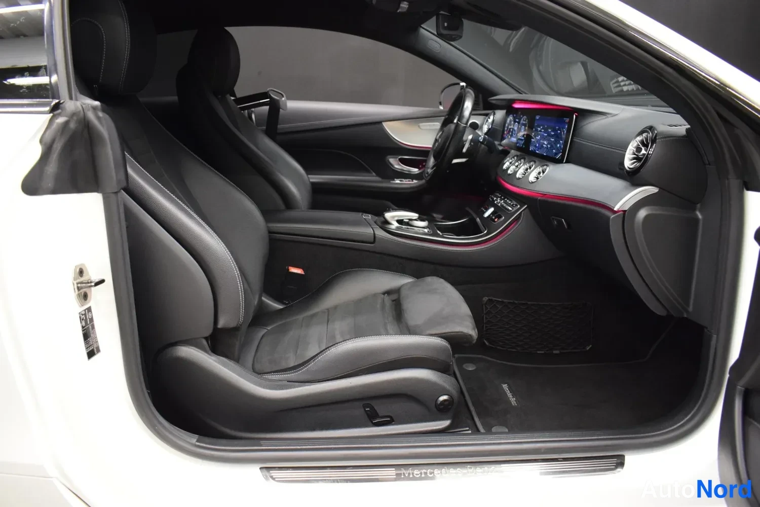 Valkoinen Mercedes-Benz E 220 d 2017, etuistuimet, kuva 8