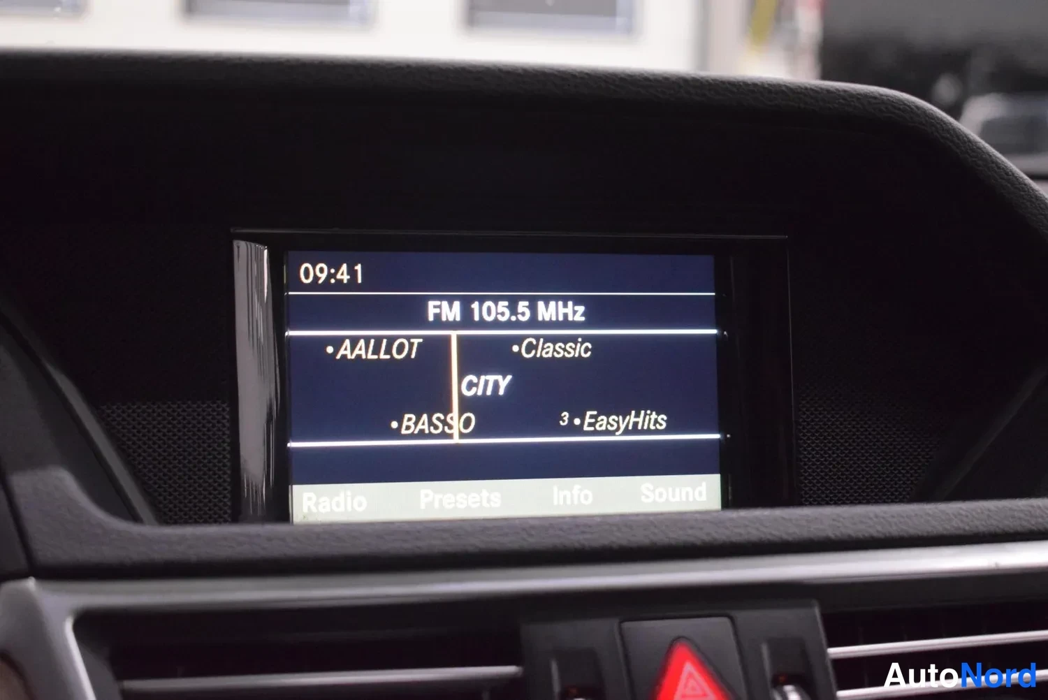 Yksityiskohta: Auton näyttö radiovalikossa FM 105.5 MHz, taajuudet AALLOT, CITY, BASSO, Classic ja EasyHits; alareunassa Radio, Presets, Info ja Sound.