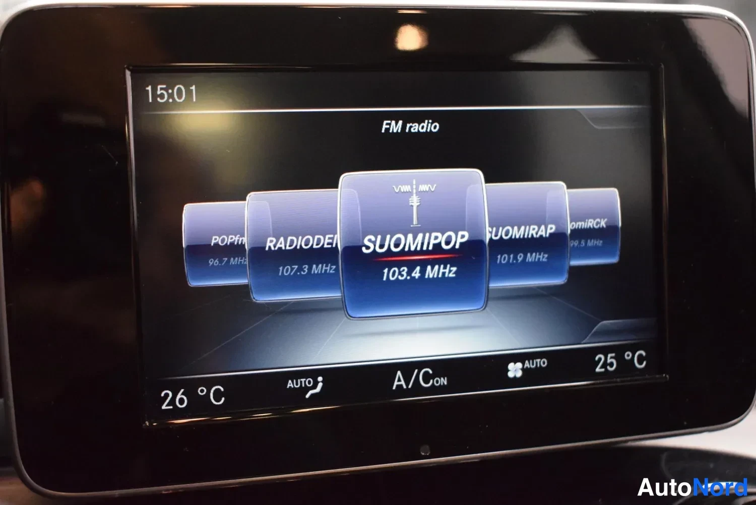 Yksityiskohta: Medianäyttö, jossa FM-radio ja valittuna kanava SUOMIPOP 103,4 MHz.