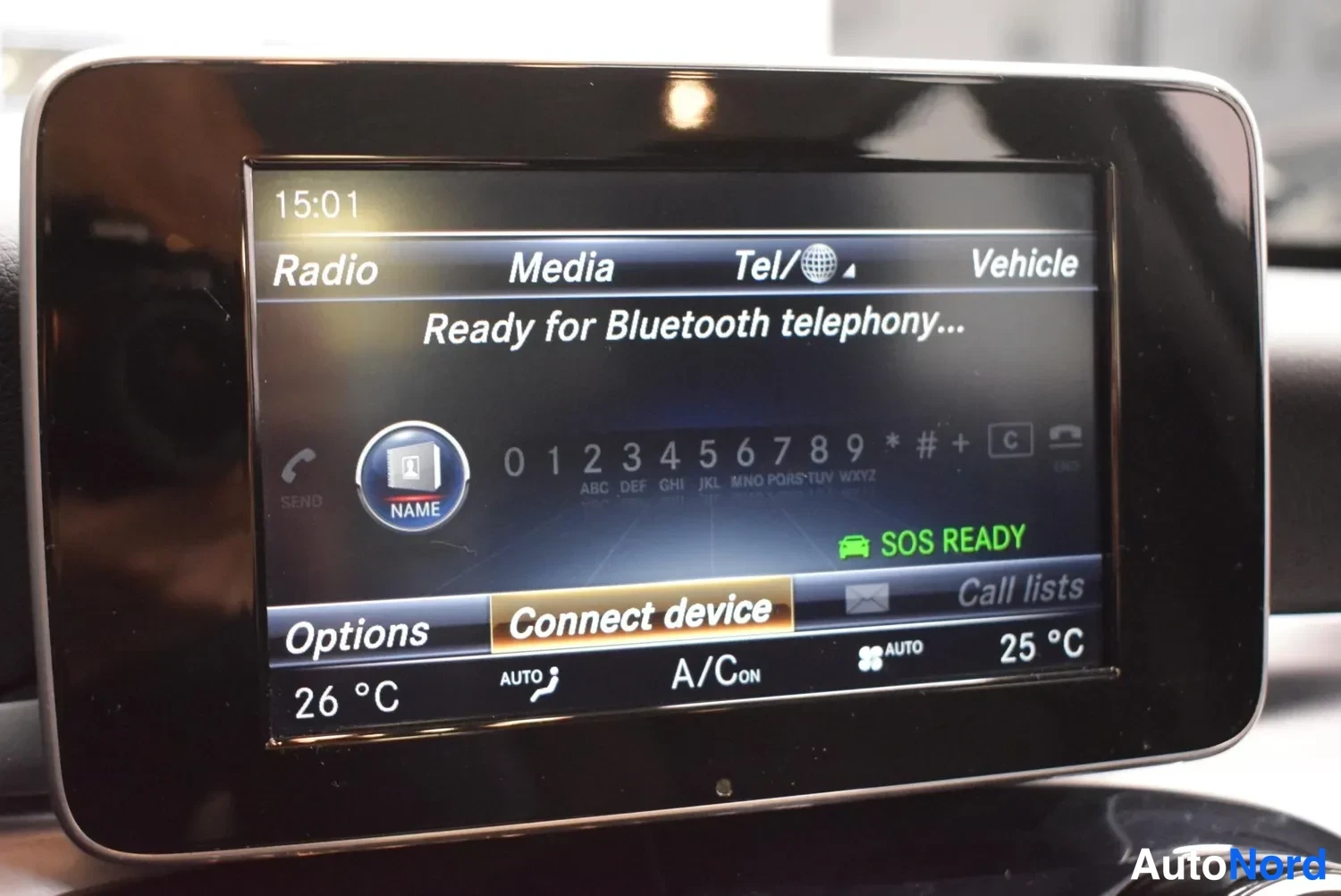 Yksityiskohta: Medianäyttö, jossa teksti 'Ready for Bluetooth telephony...' ja valinta 'Connect device'.