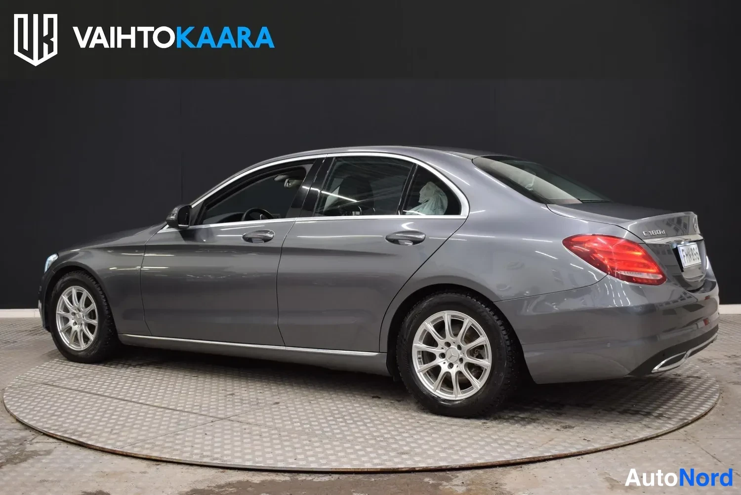 Takaviisto: Mercedes-Benz C-sarjan sedan takaviistöstä vasemmalta, punaiset takavalot ja harmaa kori.