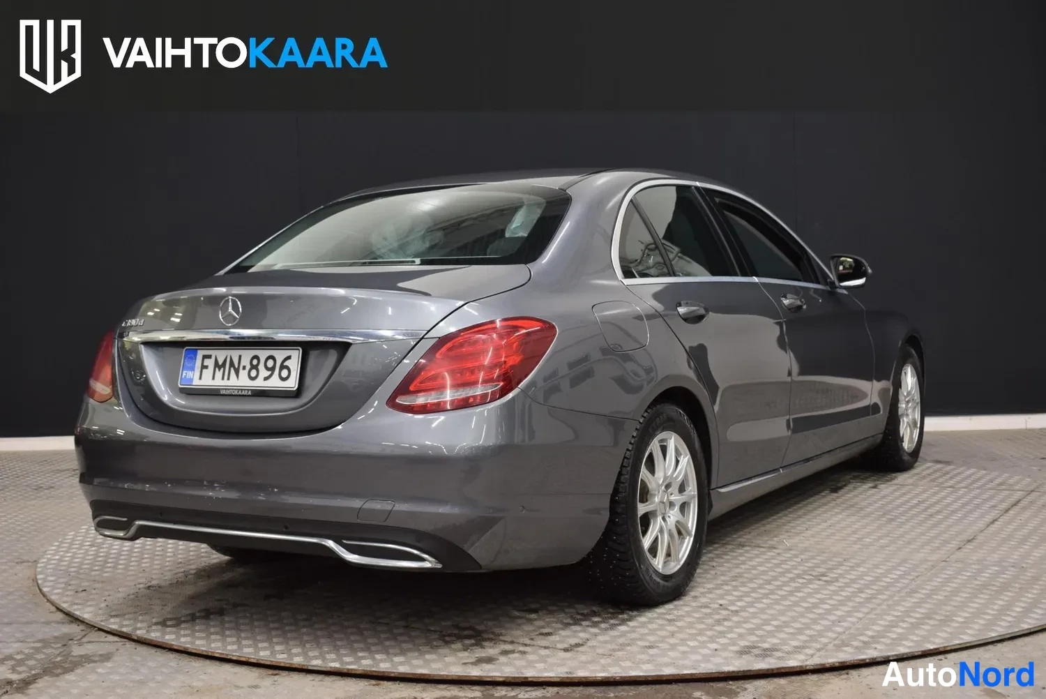 Takaviisto: Mercedes-Benz C-sarjan sedan takaviistöstä vasemmalta, rekisterikilpi ja harmaa kori.