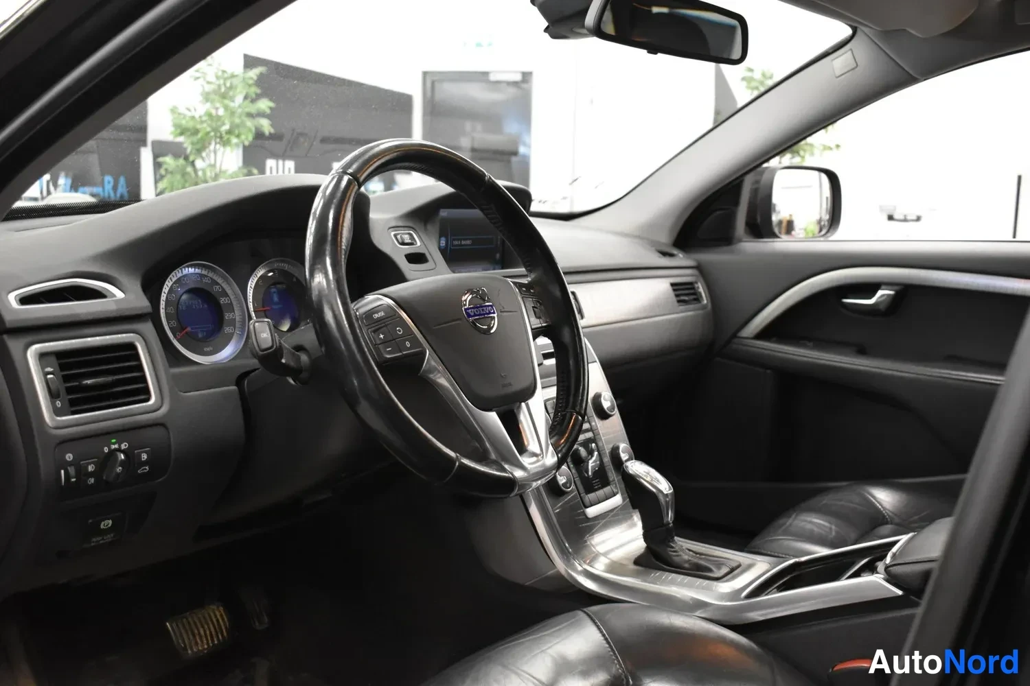 Musta Volvo XC70 2013, ulkokuva 7 – Raisio