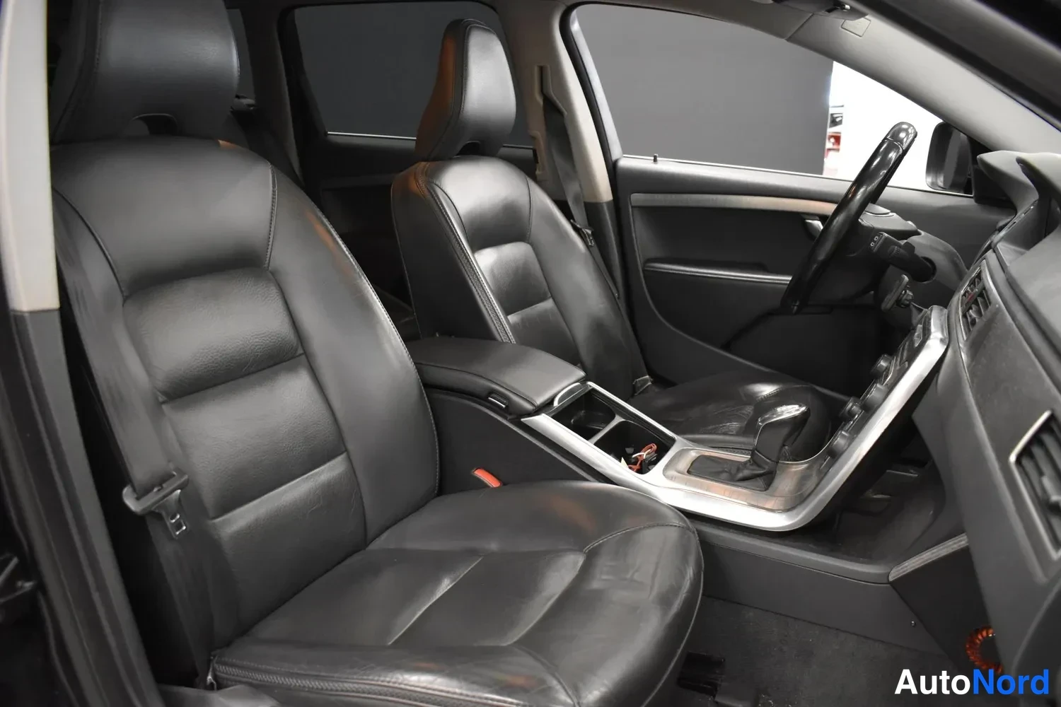 Musta Volvo XC70 2013, ulkokuva 8 – Raisio