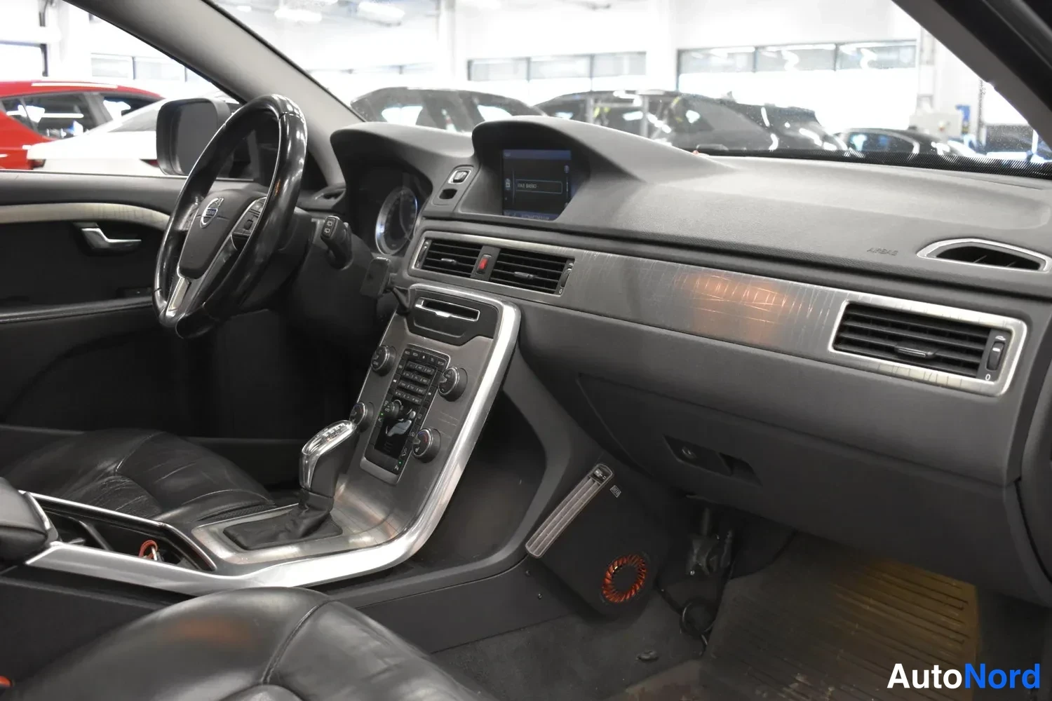 Musta Volvo XC70 2013, ulkokuva 9 – Raisio