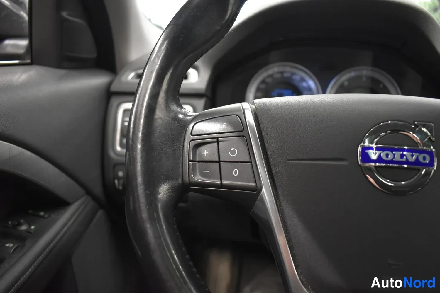 Musta Volvo XC70 2013, ulkokuva 10 – Raisio