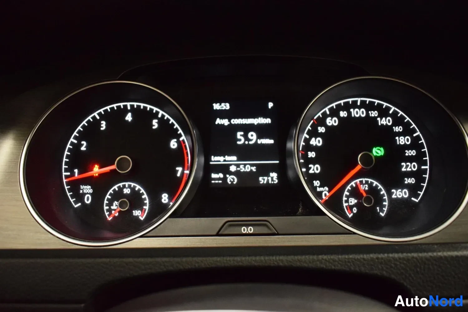 Muu: Mittaristo, jossa kierroslukumittari, nopeusmittari aina 260 km/h asti, polttoainemittari ja keskellä näyttö tekstillä 'Avg. consumption 5.9 l/100km' sekä '571.