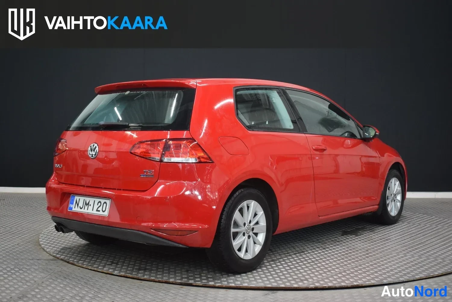Takaviisto: Punainen Volkswagen Golf takaa vasemmalta, rekisterikilpi.
