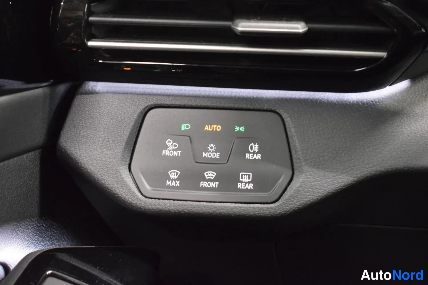 Muu: Kojelaudan painikeryhmä, jossa AUTO, MODE, FRONT, REAR, MAX -toiminnot tuulilasin- ja lasinpuhallusta varten.