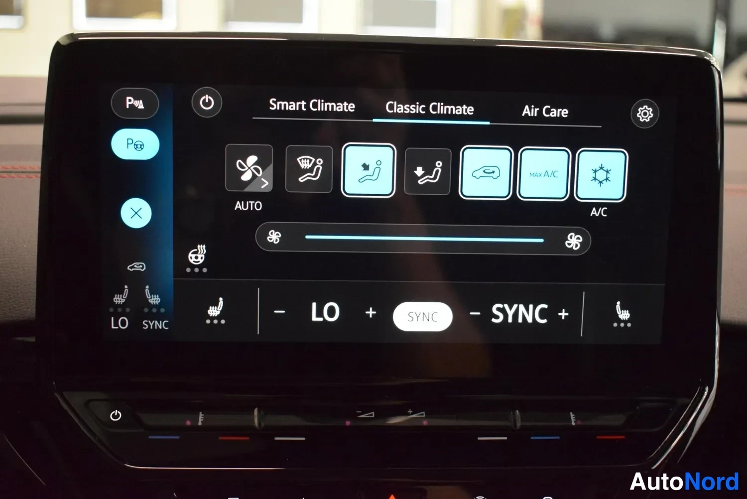 Muu: Infotainment-näyttö, jossa ilmastointilaitteen Classic Climate -valikko, A/C-painike, SYNC-napit ja penkkilämmityksen asetukset.