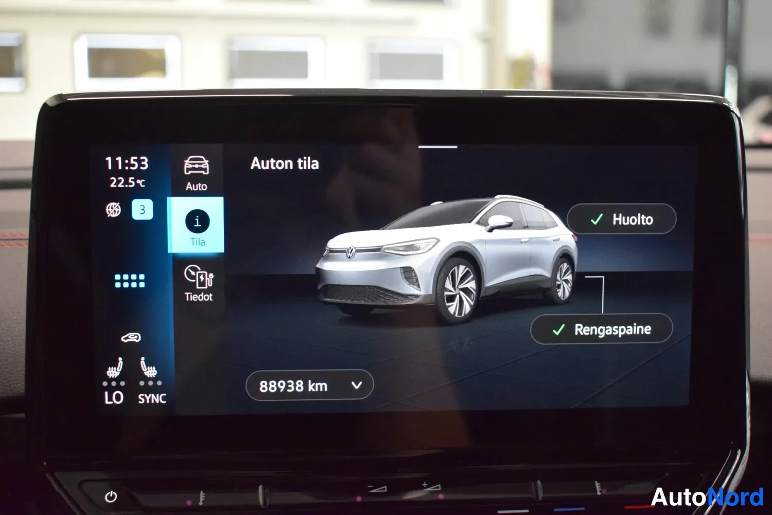 Muu: Infotainment-näyttö, jossa Auton tila -näkymä: auton kuvake, Huolto ja Rengaspaine -rivit ja merkit 88938 km.