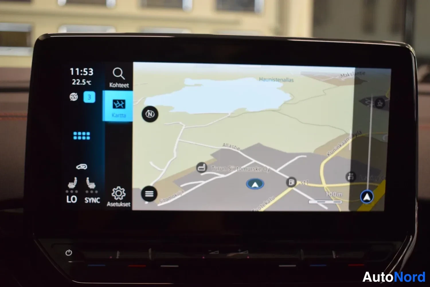 Muu: Infotainment-näytön karttanäkymä navigointiohjeella ja paikkatiedoilla.