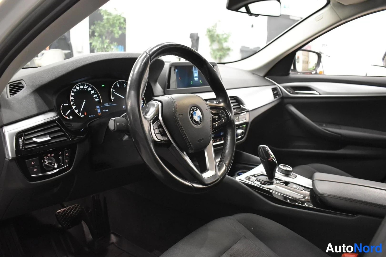 Valkoinen BMW 520d 2018, ohjaamo, kuva 15