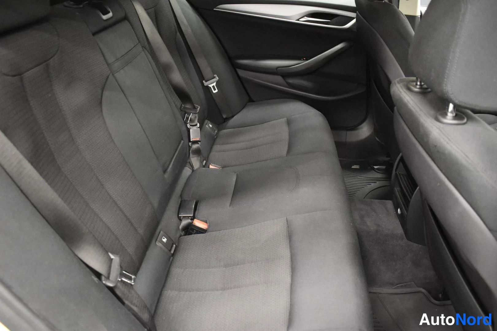 Valkoinen BMW 520d 2018, takaistuimet, kuva 18