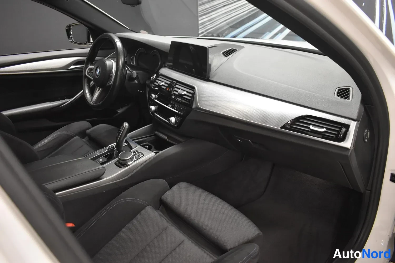 Valkoinen BMW 530e 2018, ulkokuva 9 – Raisio