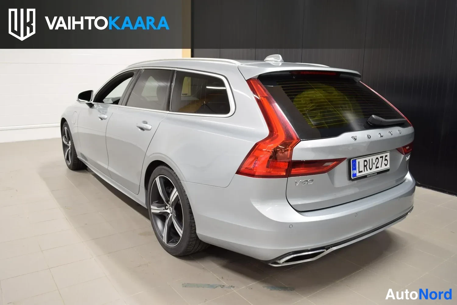 Takaviisto: Hopeanharmaa Volvo V90 farmari takaviistosta vasemmalta, rekisterikilpi