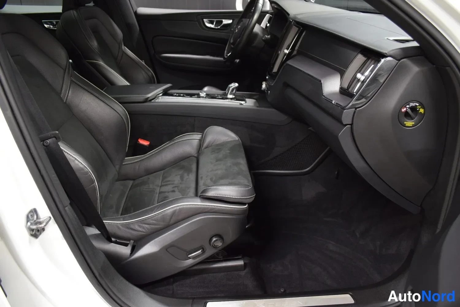 Valkoinen Volvo XC60 2019, ulkokuva 11 – Raisio