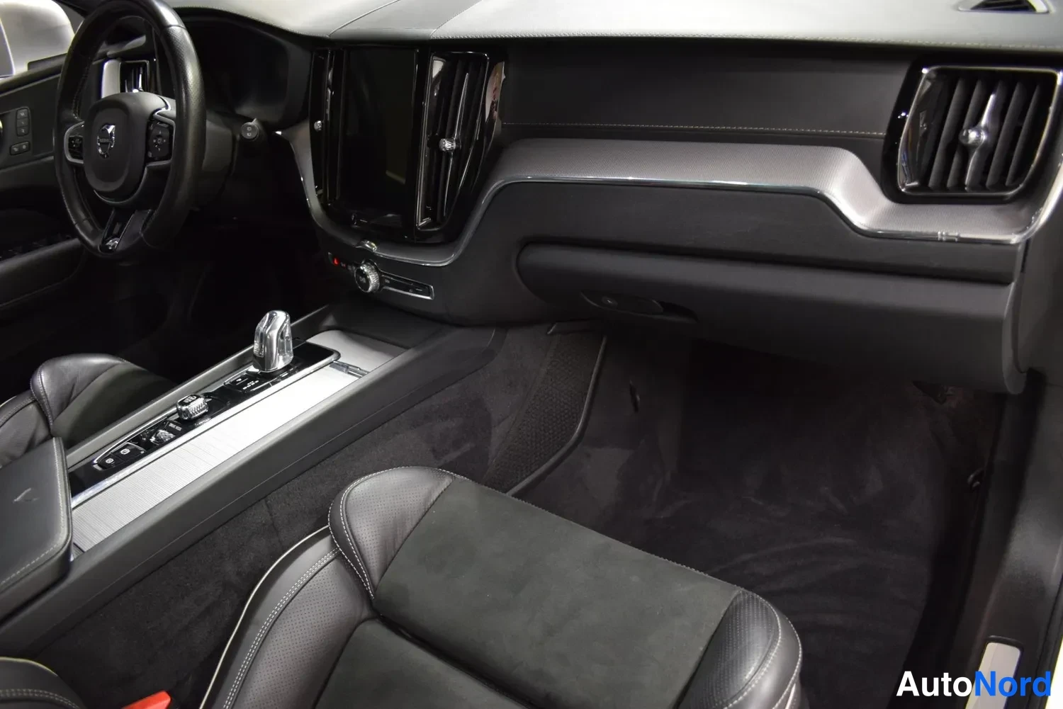 Valkoinen Volvo XC60 2019, ulkokuva 12 – Raisio