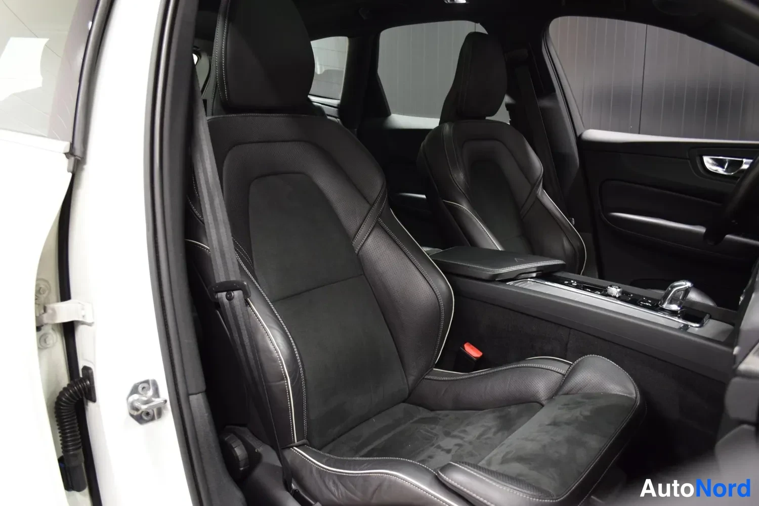 Valkoinen Volvo XC60 2019, ulkokuva 13 – Raisio