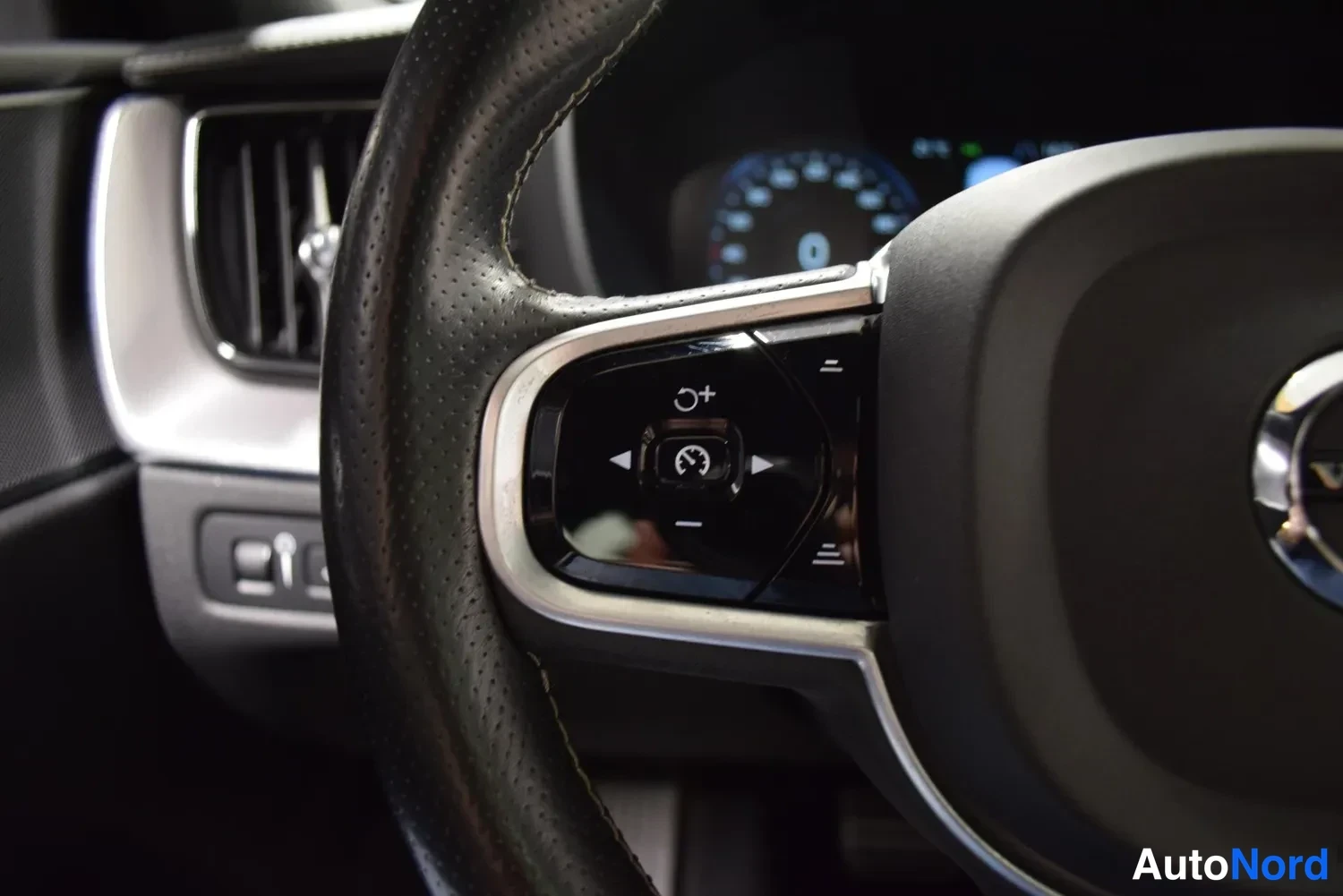 Valkoinen Volvo XC60 2019, ulkokuva 15 – Raisio