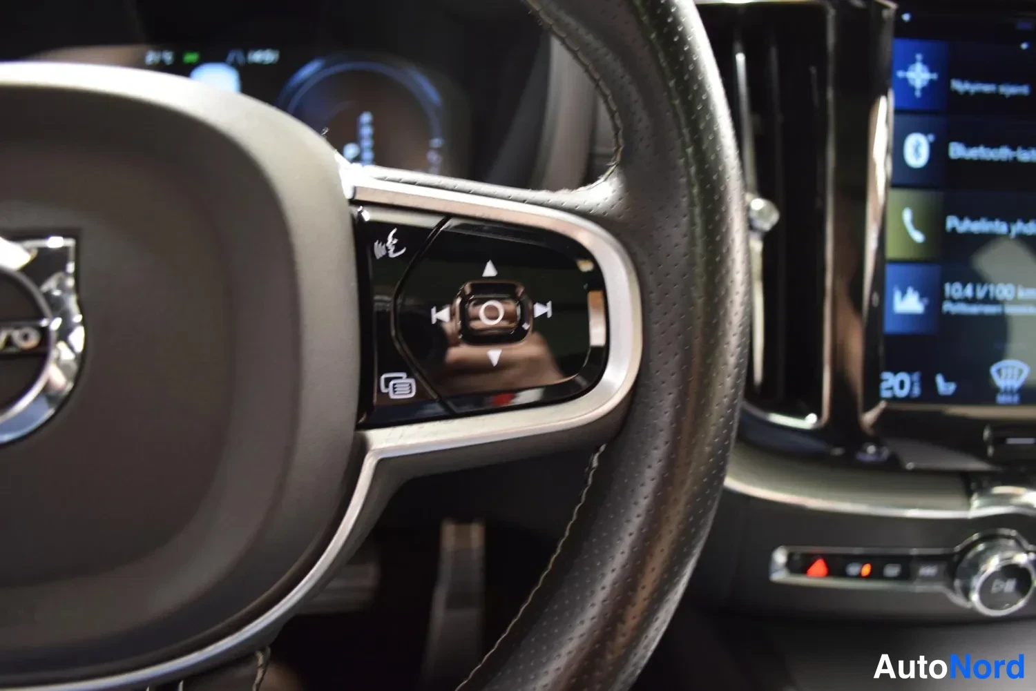 Valkoinen Volvo XC60 2019, ulkokuva 16 – Raisio