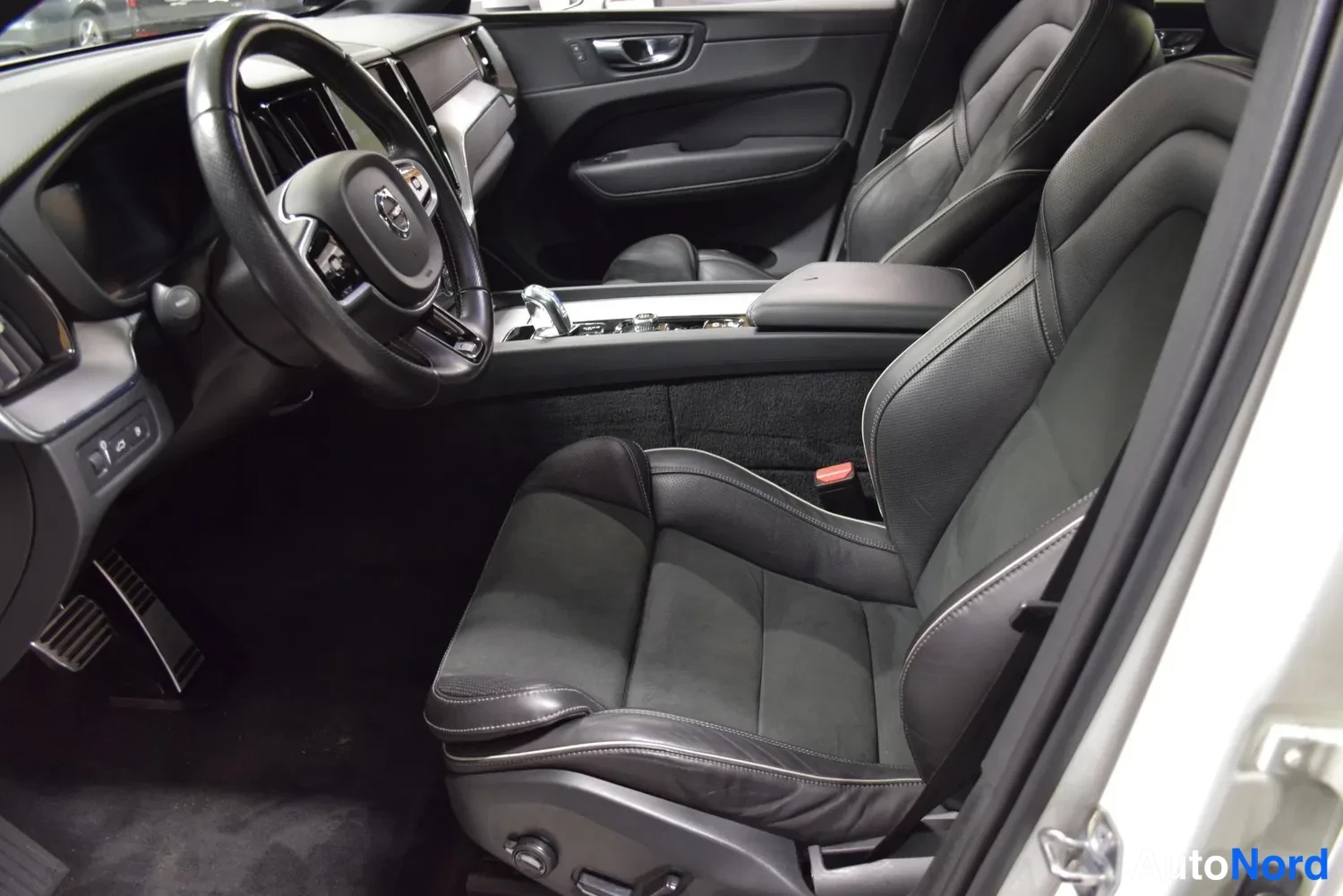 Valkoinen Volvo XC60 2019, ulkokuva 7 – Raisio