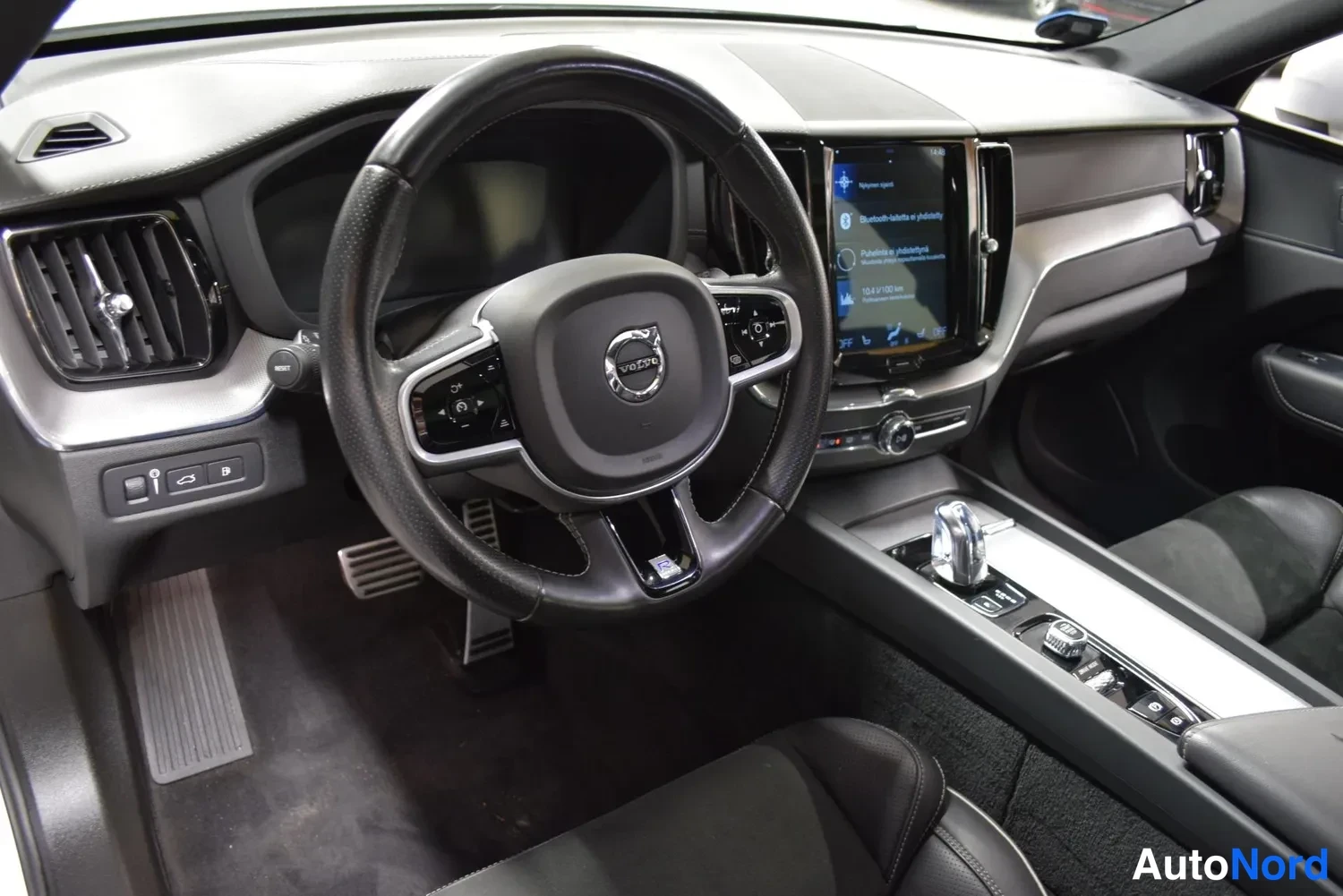 Valkoinen Volvo XC60 2019, ulkokuva 8 – Raisio