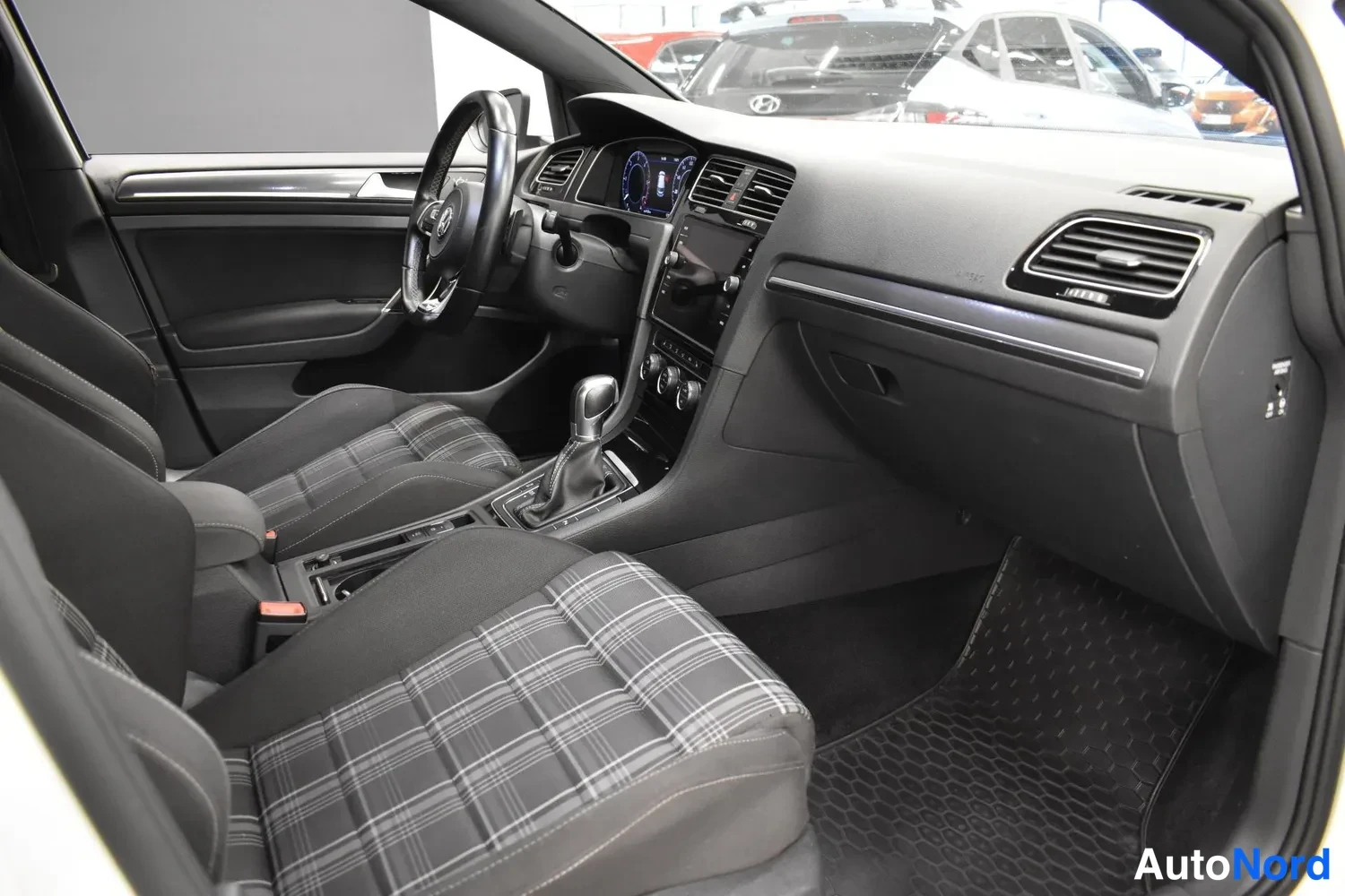 Valkoinen Volkswagen Golf 2017, ulkokuva 11 – Raisio