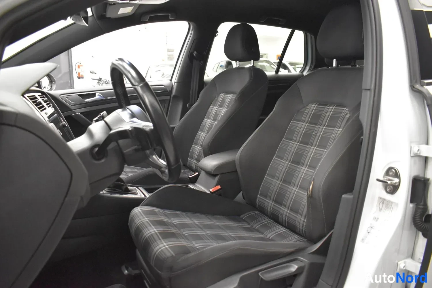 Valkoinen Volkswagen Golf 2017, ulkokuva 7 – Raisio