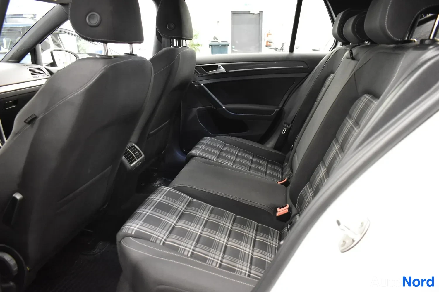 Valkoinen Volkswagen Golf 2017, ulkokuva 9 – Raisio
