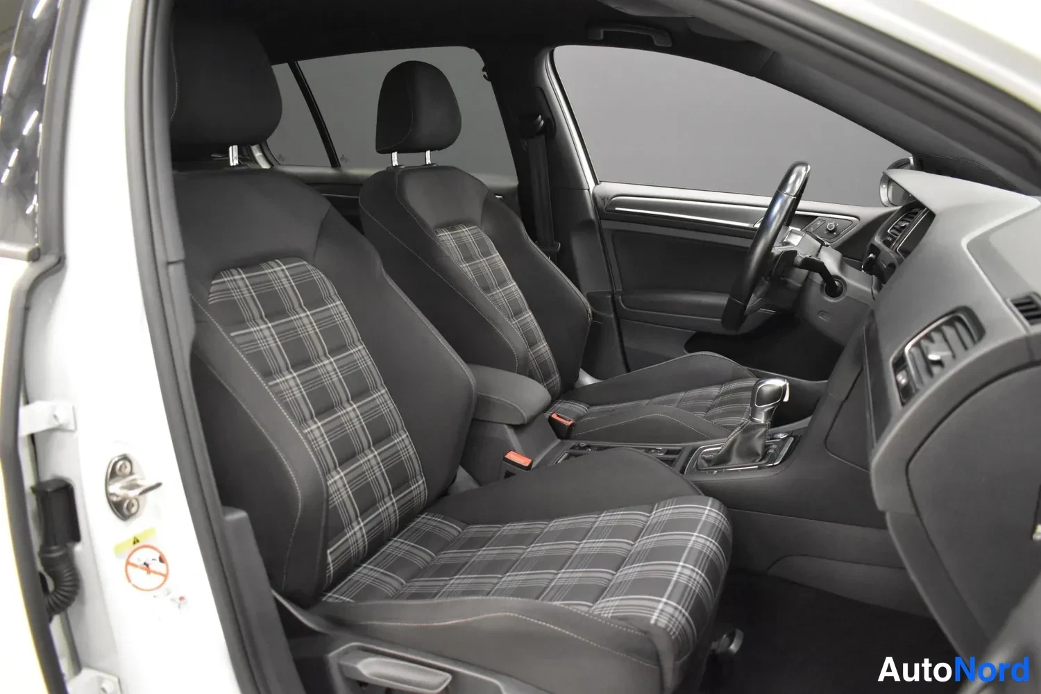 Valkoinen Volkswagen Golf 2017, ulkokuva 10 – Raisio