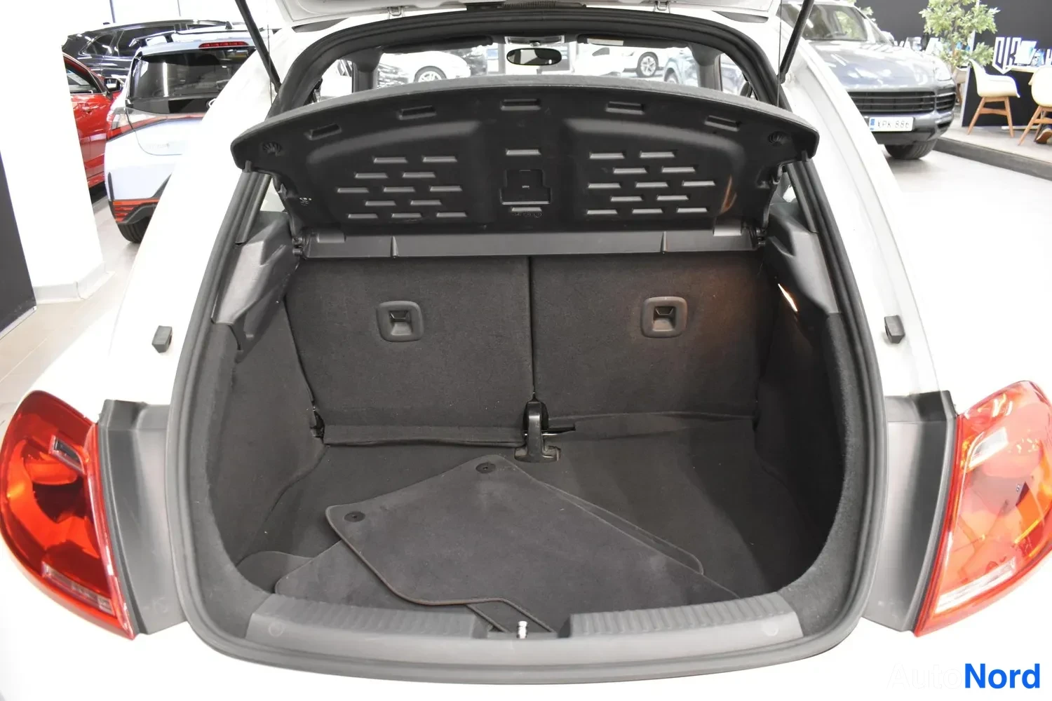 Valkoinen Volkswagen Beetle 2015, ulkokuva 11 – Raisio