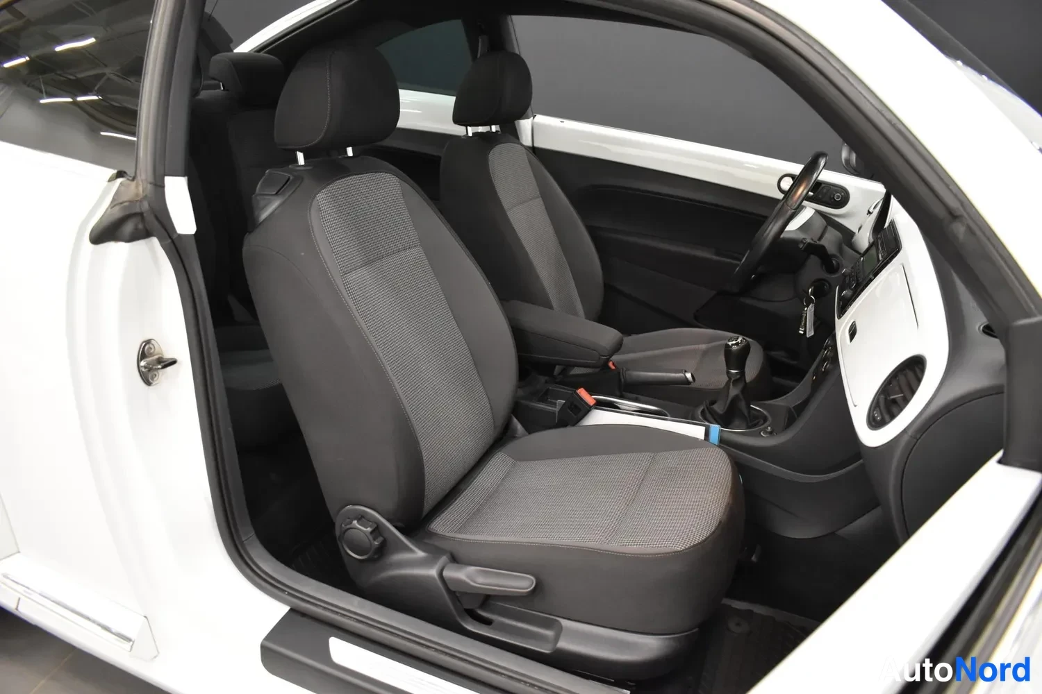 Valkoinen Volkswagen Beetle 2015, ulkokuva 10 – Raisio