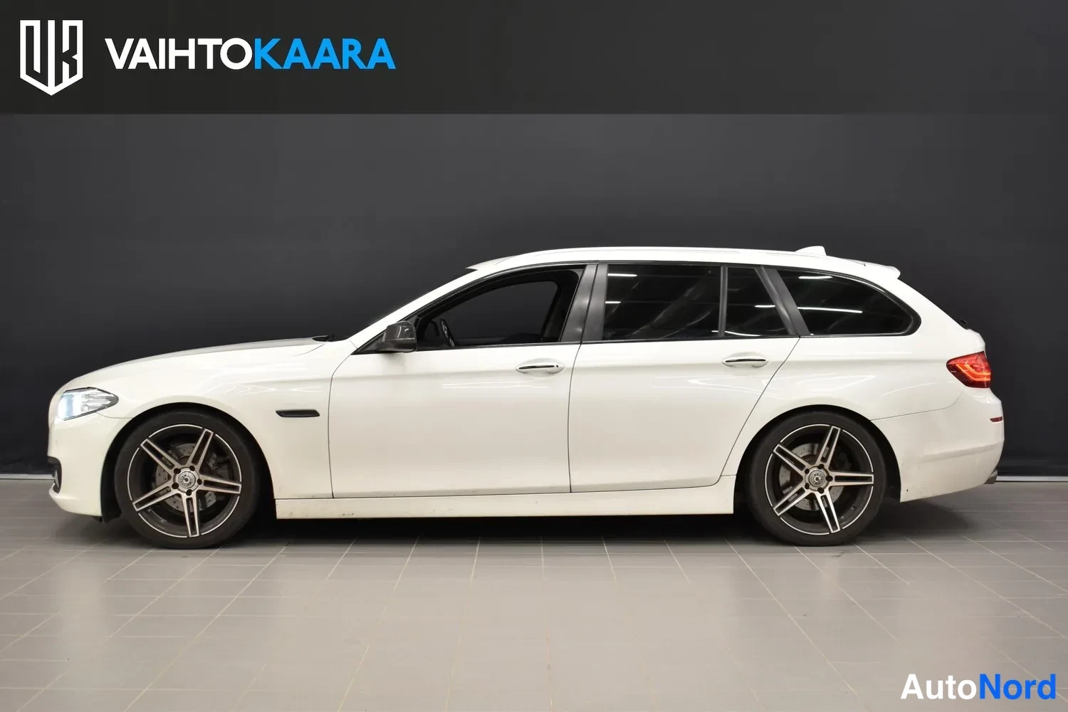 Valkoinen BMW 518d 2017, ulkokuva 2 – Raisio