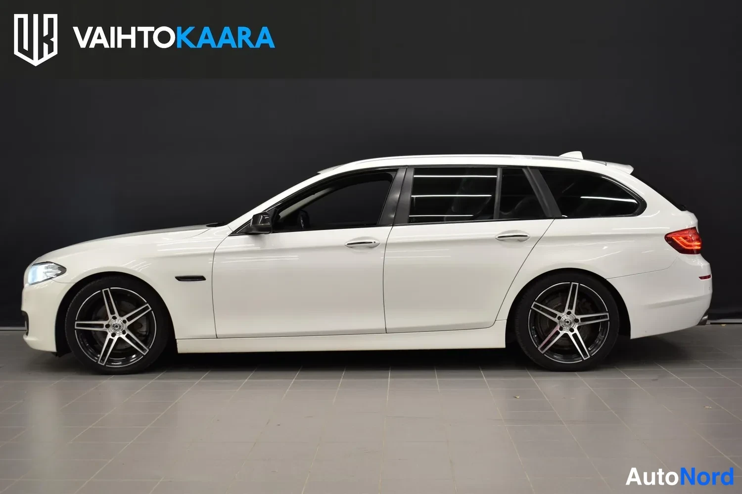 Valkoinen BMW 518d 2017, sivulta, kuva 5