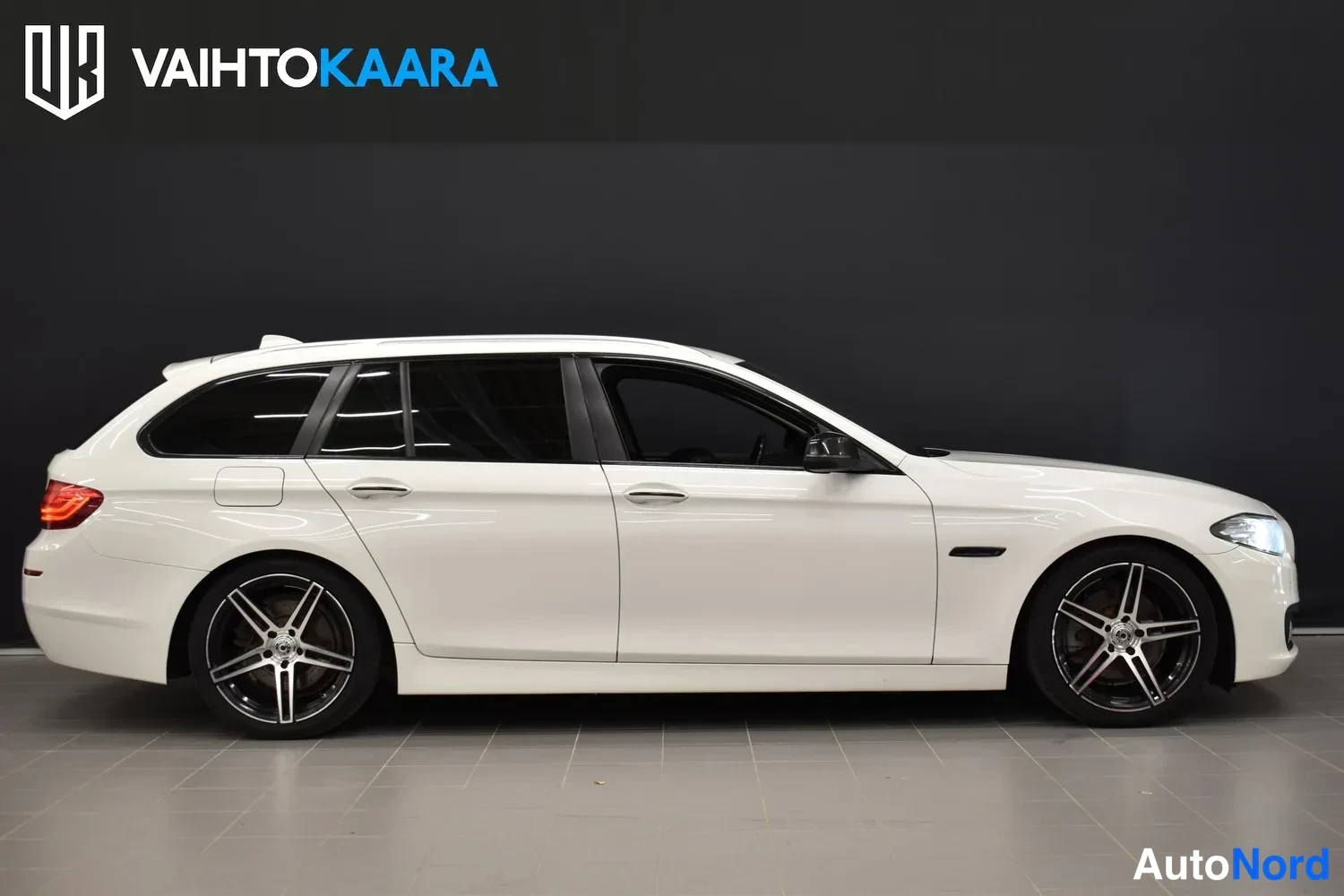 Valkoinen BMW 518d 2017, sivulta, kuva 6