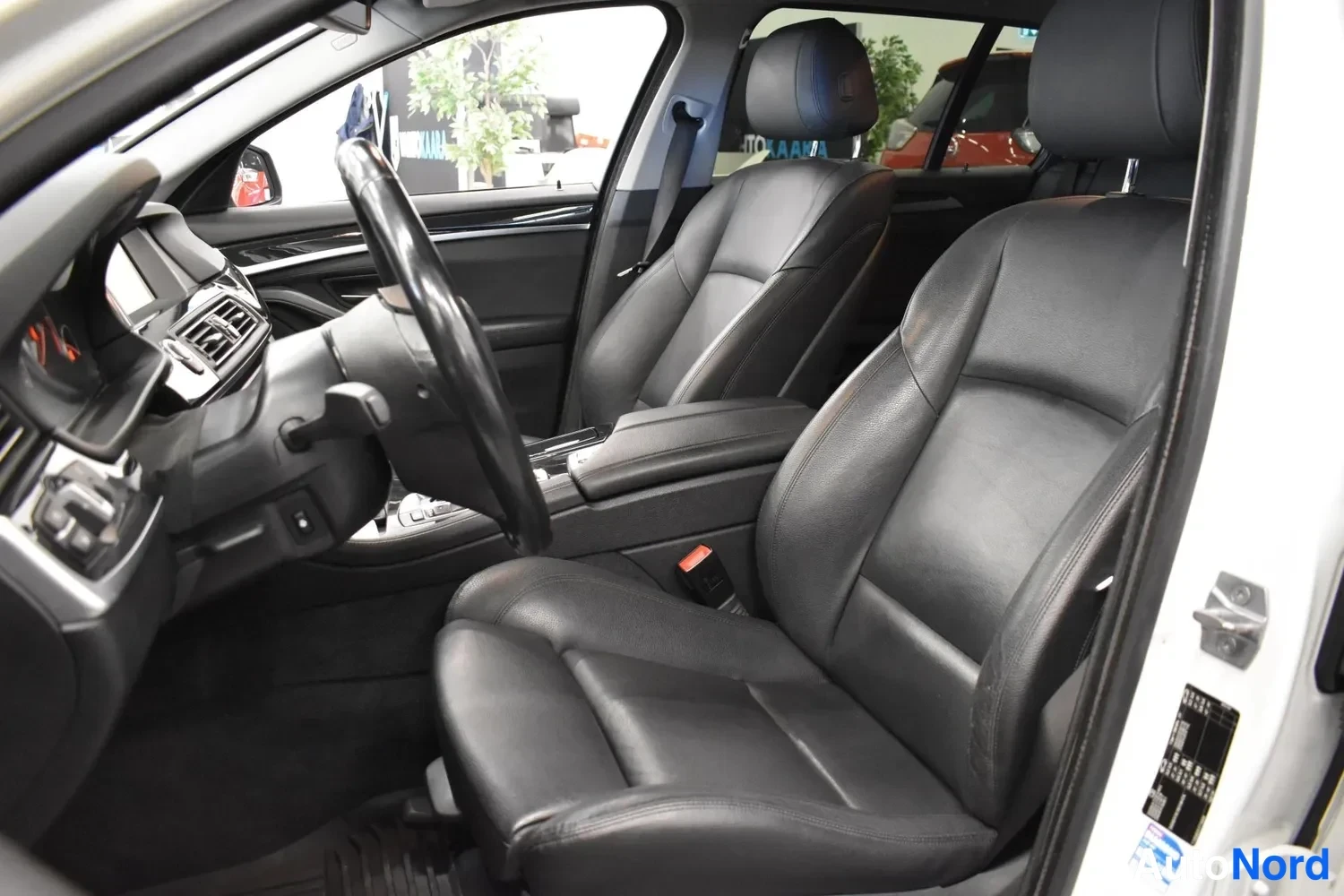 Valkoinen BMW 518d 2017, etuistuimet, kuva 13