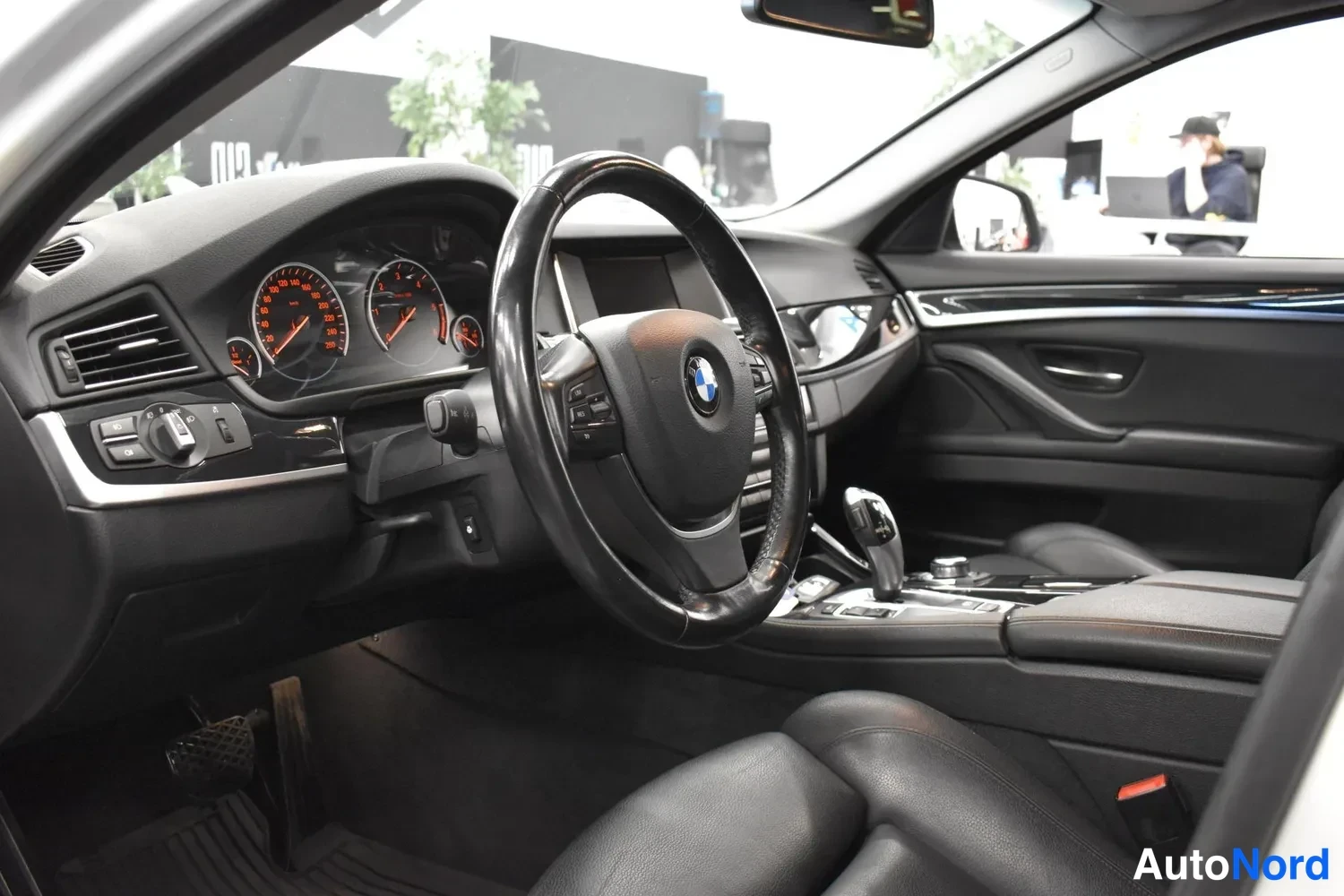 Valkoinen BMW 518d 2017, ohjaamo, kuva 11