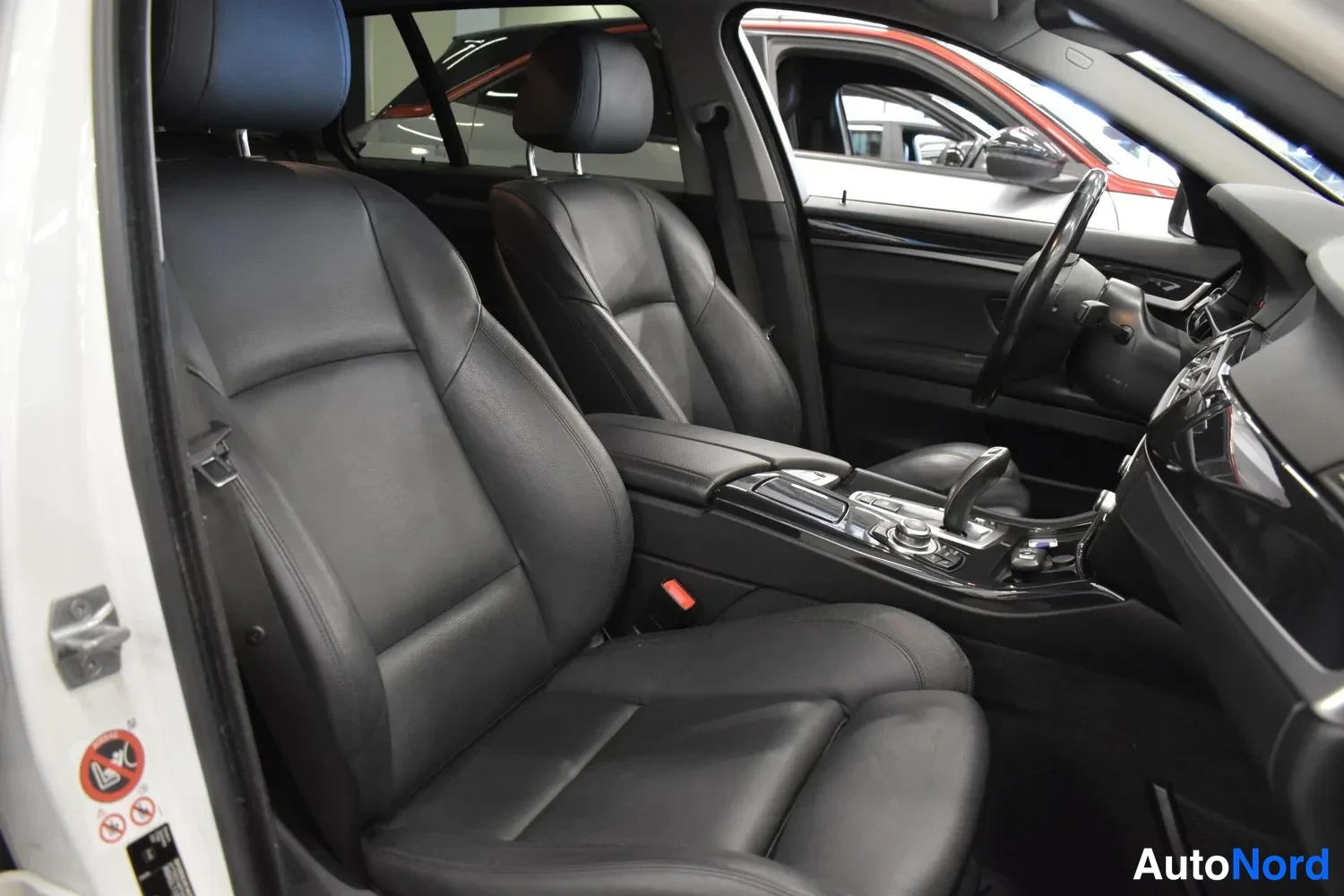 Valkoinen BMW 518d 2017, etuistuimet, kuva 14