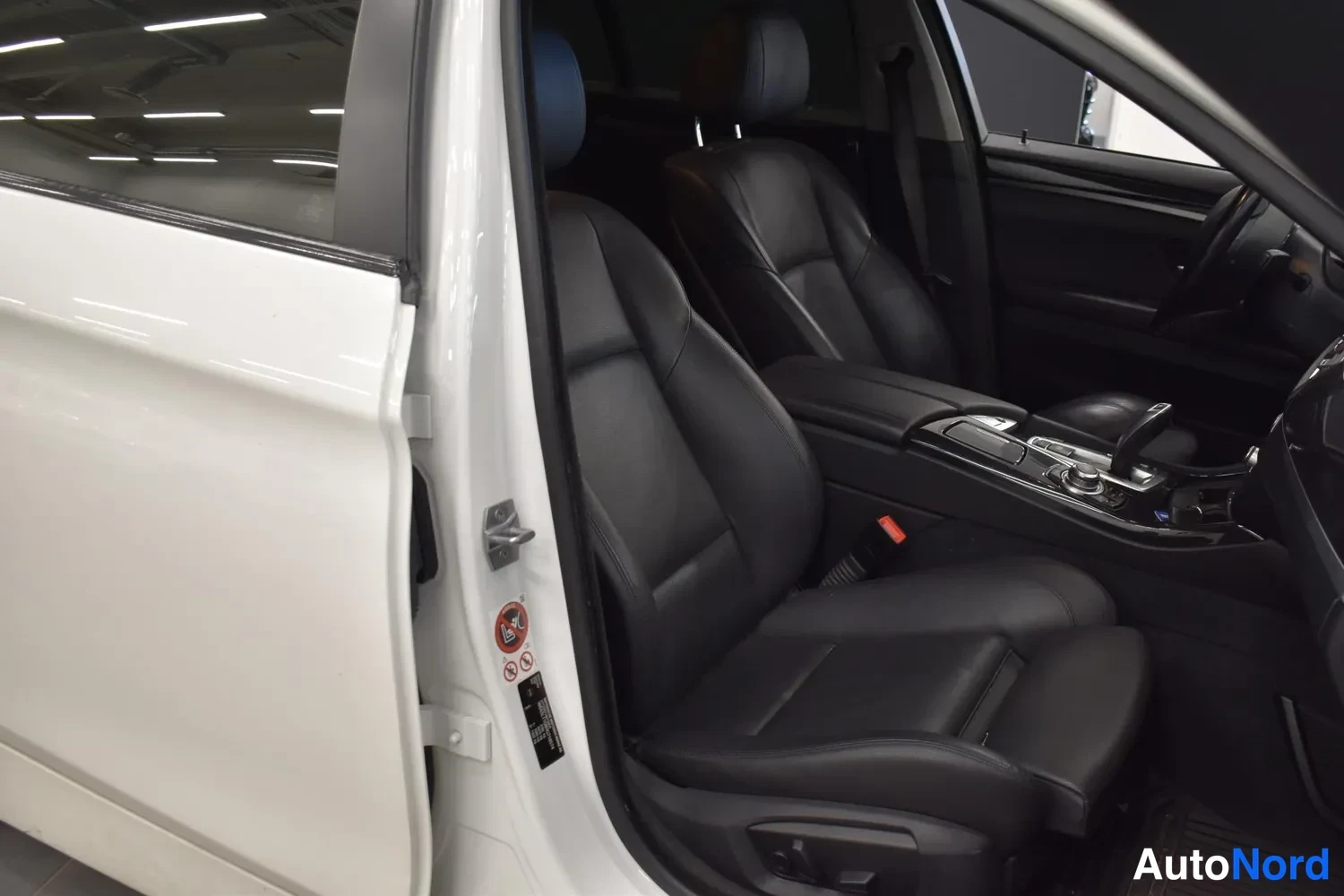 Valkoinen BMW 518d 2017, ulkokuva 5 – Raisio