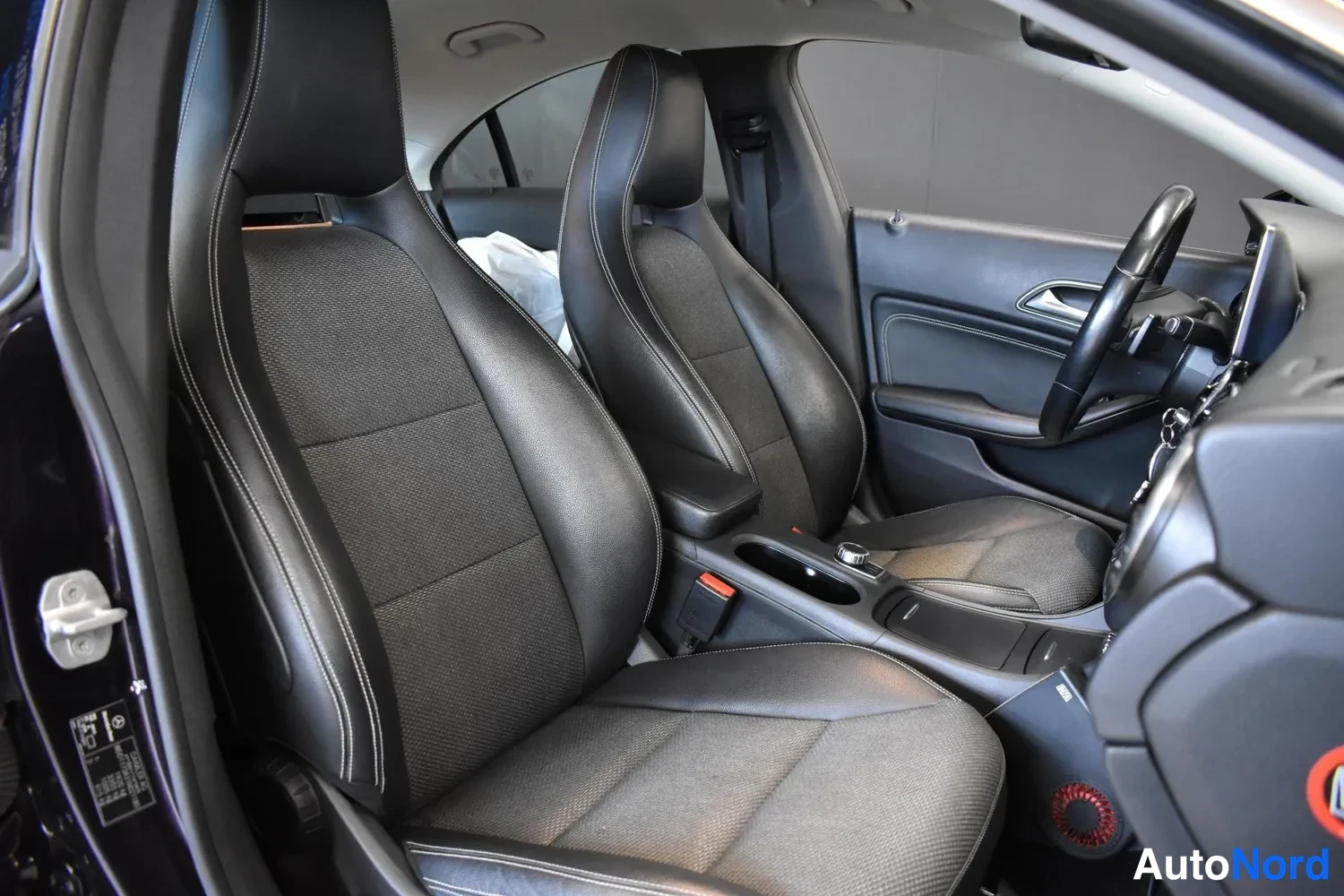Muu: Mercedes-Benzin etupenkkitilat: kaksi mustaa sporttipenkiä ja urheilullinen ohjaamo.