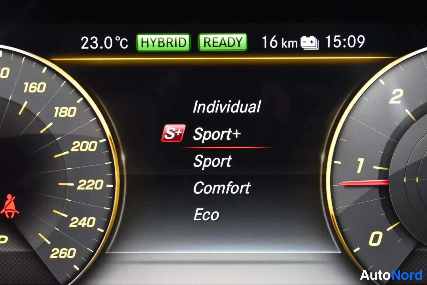 Harmaa Mercedes-Benz E 300 de 2020, ulkokuva 19 – Raisio