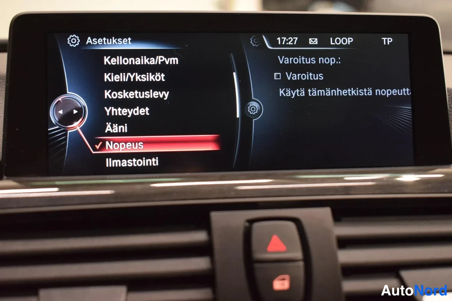 Yksityiskohta: Auton kojelaudan näyttö, jonka asetusvalikossa näkyy vaihtoehtoja kuten Kellonaika/Pvm, Kieli/Yksiköt, Kosketuslevy, Yhteydet, Ääni, Nopeus ja Ilmastointi; Nope