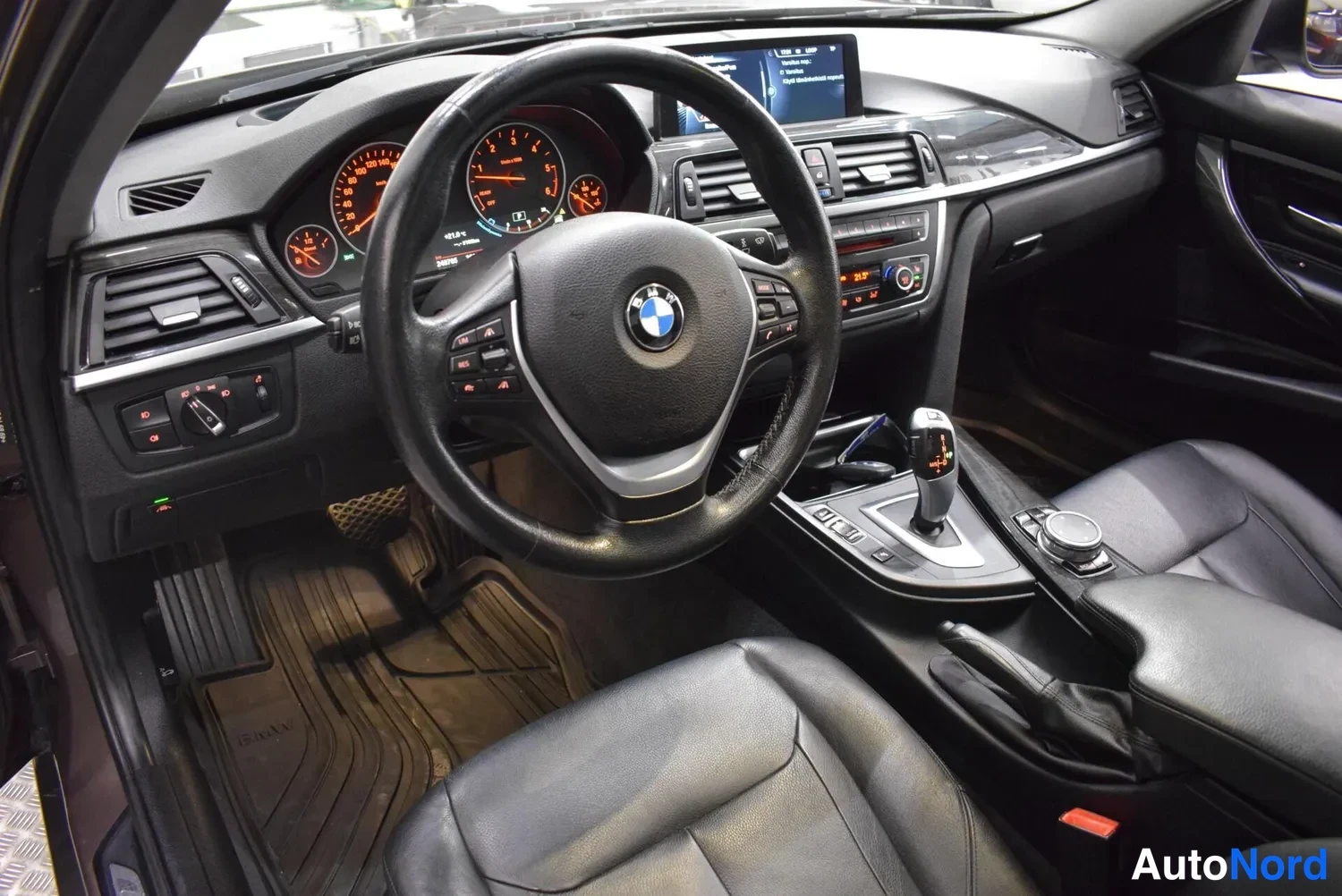 Muu: kojetaisto ja ohjauspyörä BMW-merkillä, keskikonsoli vaihteenvalitsimella