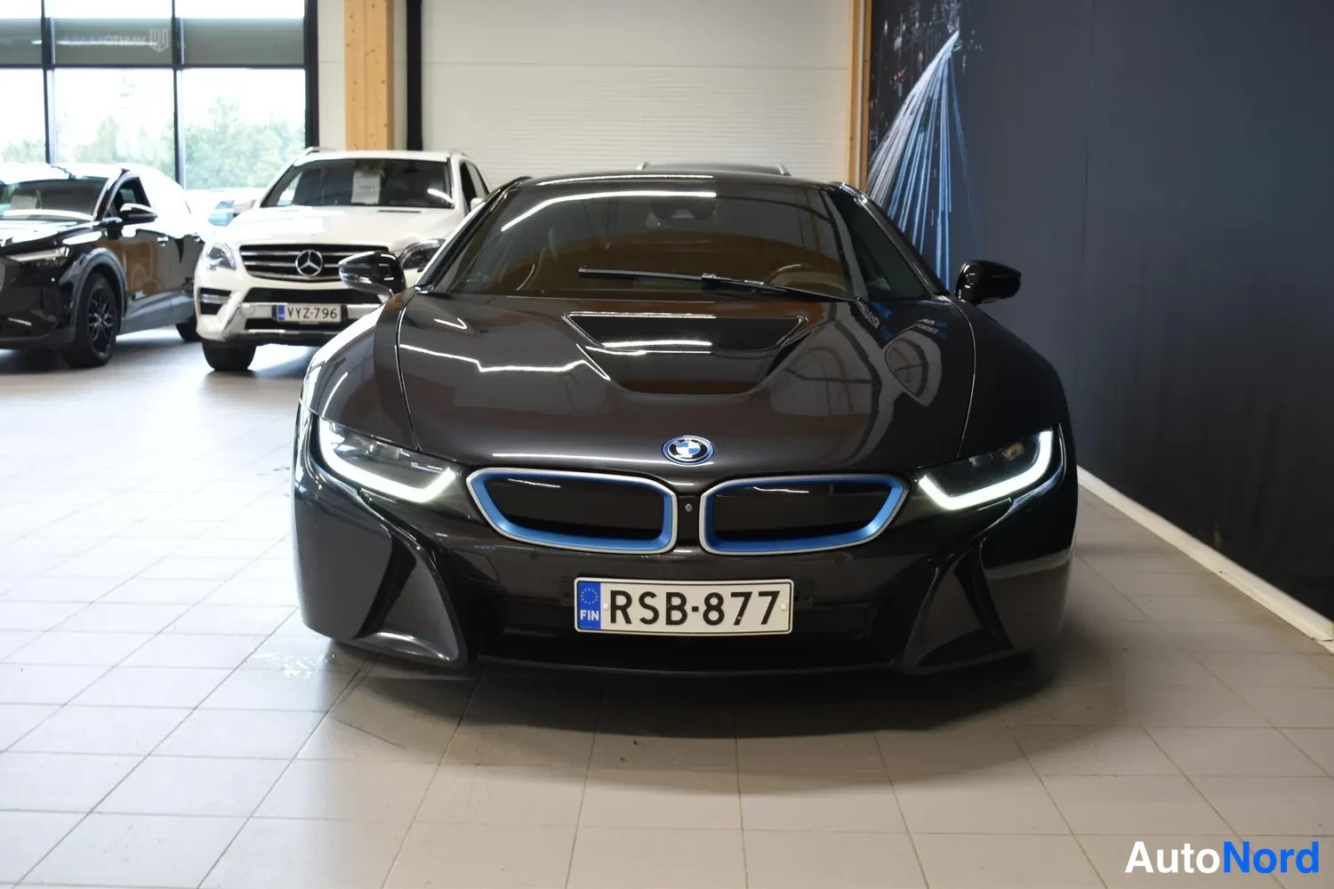 Harmaa BMW i8 Pure 2014, ulkokuva 7 – Raisio