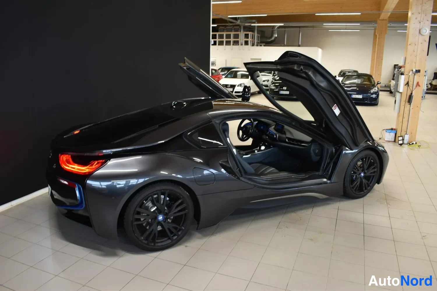 Harmaa BMW i8 Pure 2014, ulkokuva 10 – Raisio