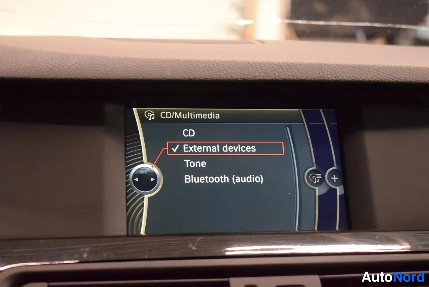 Muu: Kojelaudan näyttö, jossa CD/Multimedia-valikko: CD, External devices (valittu), Tone ja Bluetooth (audio).