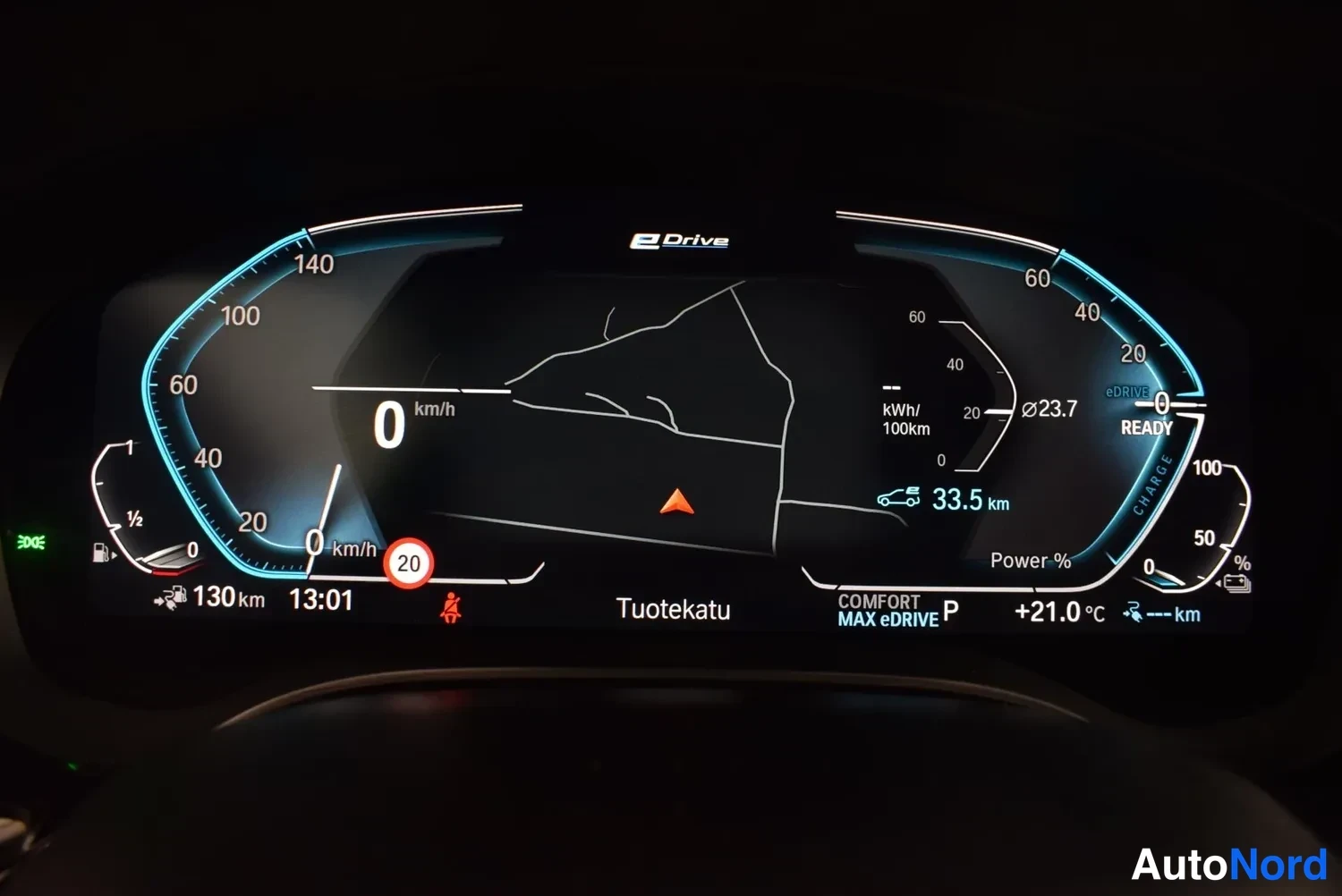 Muu: Auton digitaalinen mittaristö pimeässä: nopeus 0 km/h, sähköajon ulottuvuus 33,5 km, keskimääräinen kulutus 23,7 kWh/100 km, ajoneuvotila COMFORT MAX eDRIVE, ke